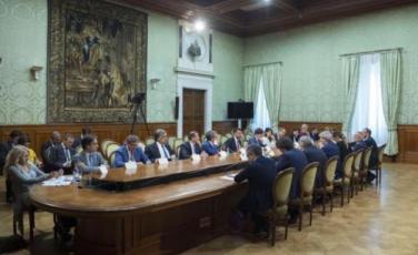 Il tavolo dell'incontro (Foto della Presidenza del Consiglio dei Ministri)