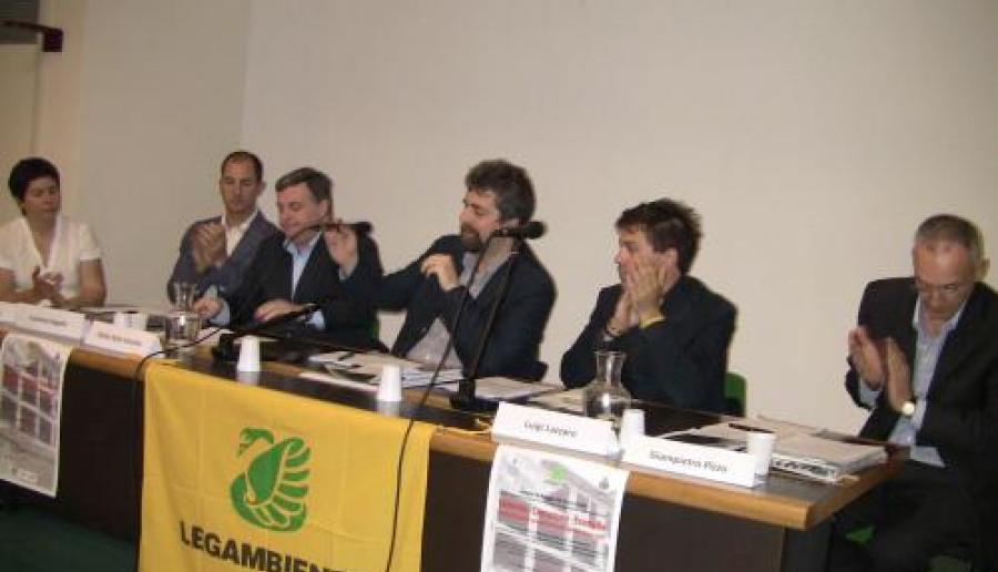 Il tavolo dei relatori al centro "Da Vinci" di San Donà di Piave Il tavolo dei relatori al centro "Da Vinci" di San Donà di Piave