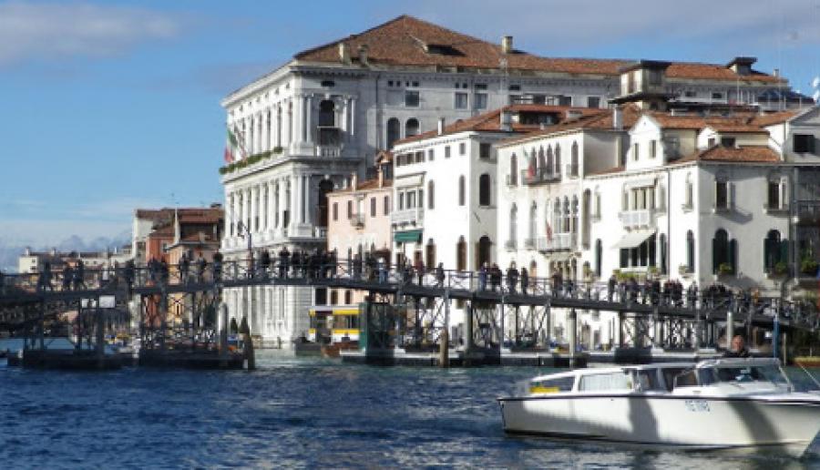 Ponte votivo della Salute (foto: www.aguidetovenice.co.uk) Ponte votivo della Salute (foto: www.aguidetovenice.co.uk)