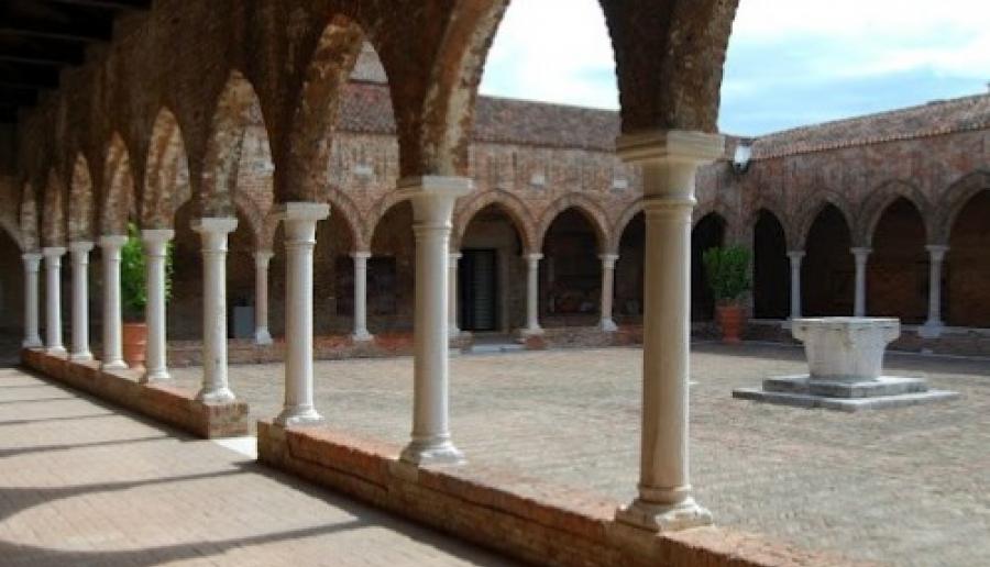Venezia, chiostro della Madonna dell'Orto, sede della mostra (dal sito exibaart.com) Venezia, chiostro della Madonna dell'Orto, sede della mostra