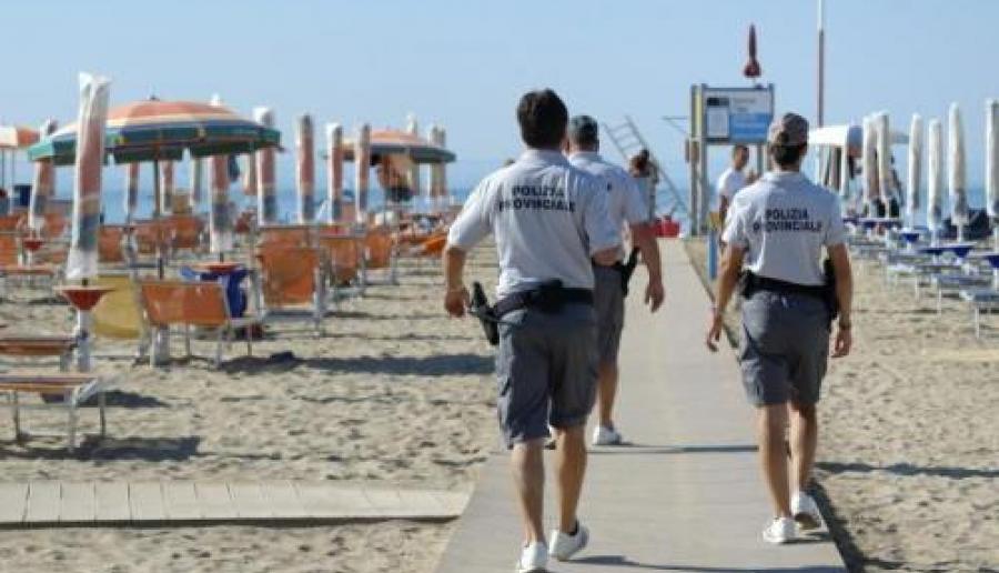 pattuglia di polizia provinciale impegnata nel controllo delle spiagge (foto: Mario Fletzer) pattuglia di polizia provinciale impegnata nel controllo delle spiagge