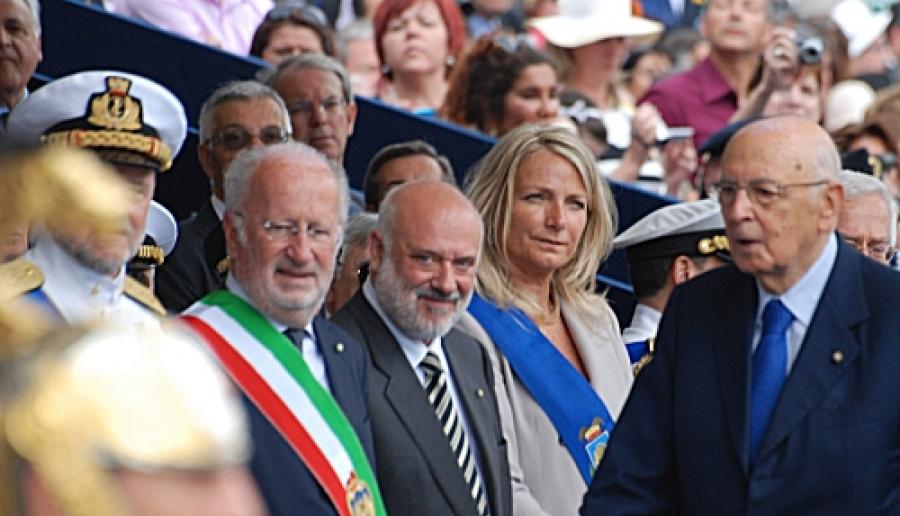 l Presidente Giorgio Napolitano con le autorità locali alla festa della Marina militare (foto: Ufficio stampa) Il Presidente Giorgio Napolitano con le autorità locali alla festa della Marina militare