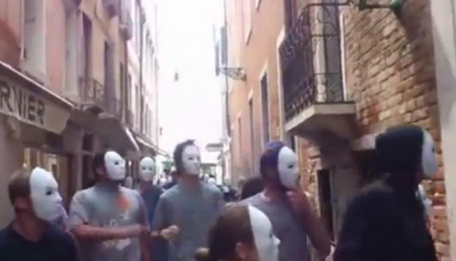 l'arrivo all'Hotel Monaco dei no global (dal Tg di Antenna3 nordest su YouTube) l'arrivo all'Hotel Monaco dei no global