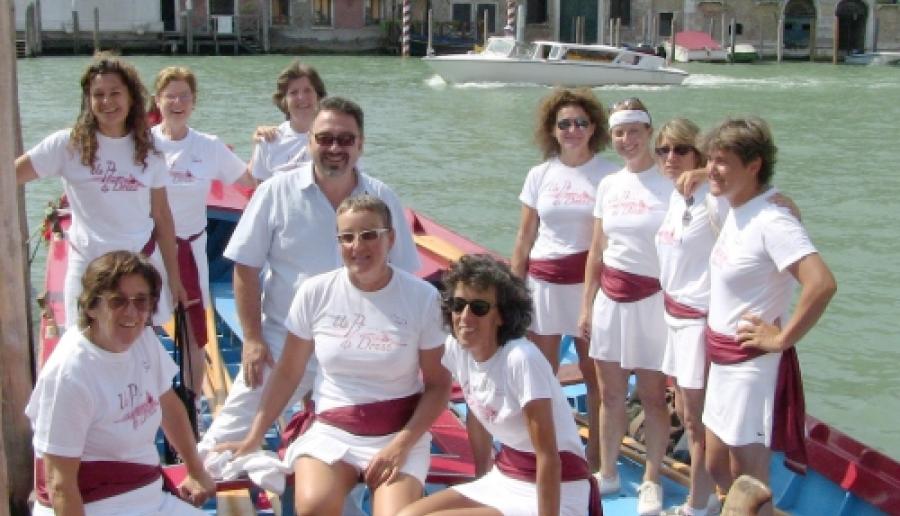 Un grruppo di vogatrici partecipanti al percorso (foto: Ufficio stampa) Un gruppo di vogatrici partecipanti al percorso con l'assessore Lucio Gianni