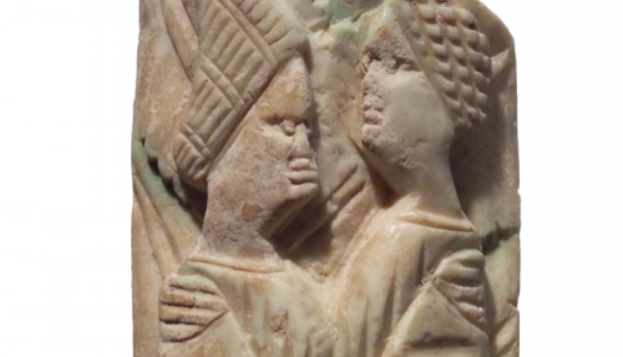 Lamina in avorio scolpita a rilievo raffigurante una coppia abbracciata Museo di Torcello, Lamina in avorio scolpita a rilievo raffigurante una coppia abbracciata